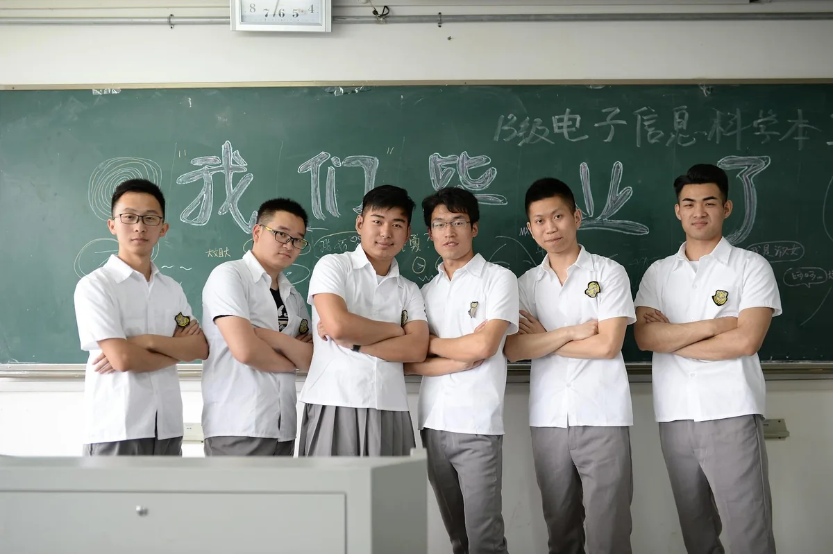 流程图配图说明各环节衔接。
